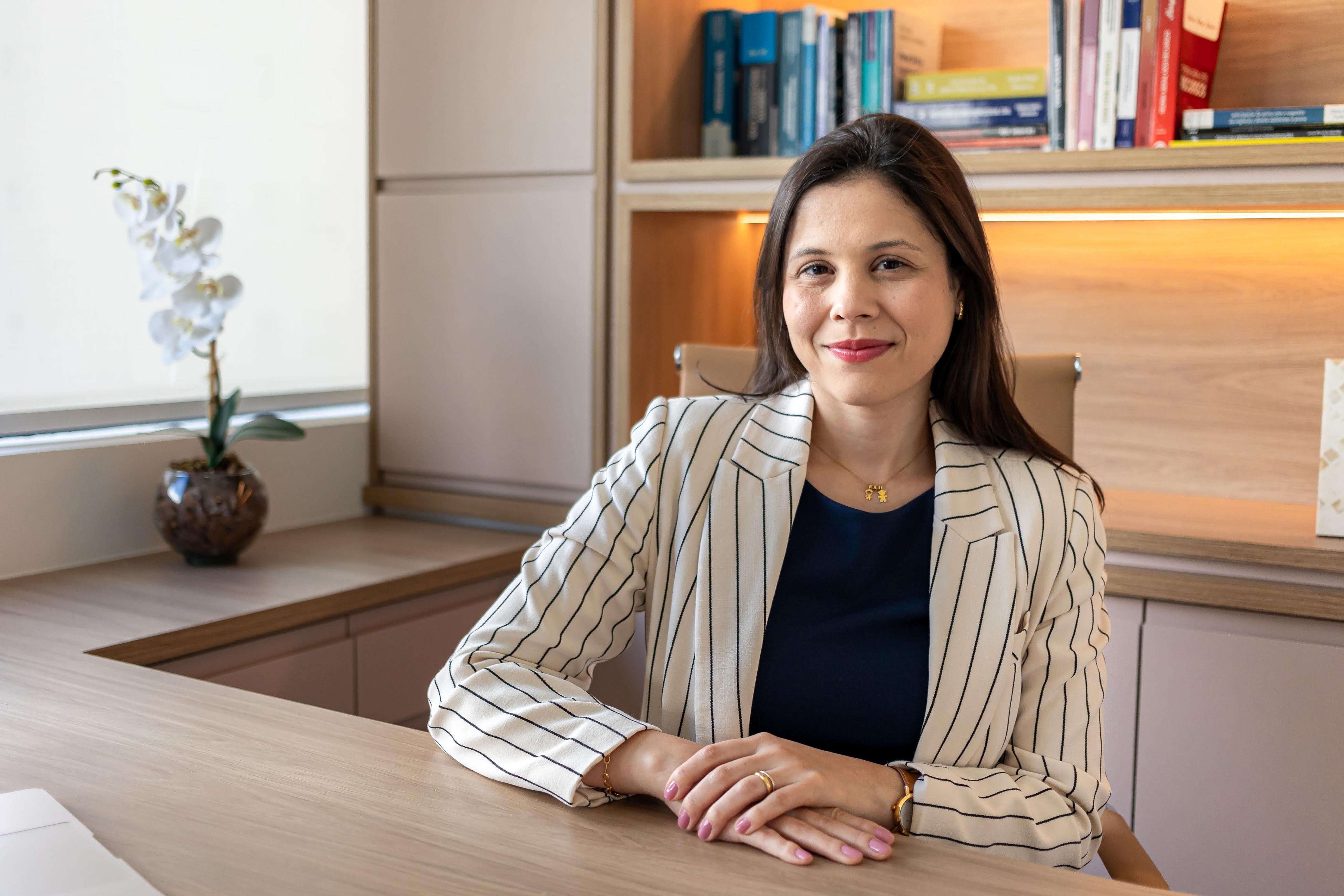 Bruna Tourinho Nakamura em seu escritório